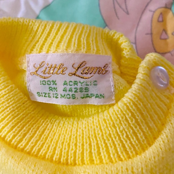 Bright yellow 2 piece sweater suit. Top and shorts - Picture 5 of 7